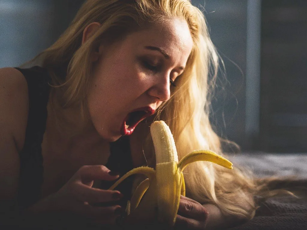 Le sexe oral avec une banane