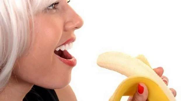 une fille imite la fellation jpg